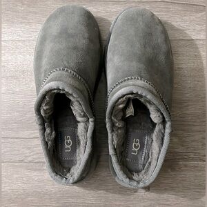 Woman’s Uggs Classic Slipper